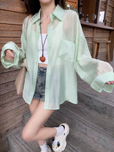 画像をギャラリービューアに読み込む, 夏の朝、レモネードを片手に日記を綴る彼女のシアーカーディガン_K0091