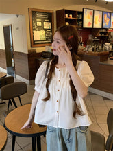 画像をギャラリービューアに読み込む, カフェの窓辺でレモンパイを食べながら恋の続きを考えていた日のブラウス_K0024