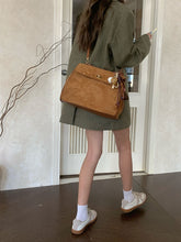 画像をギャラリービューアに読み込む, パリの街を散歩するスエードメッセンジャーバッグ_N3186