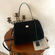 画像をギャラリービューアに読み込む, パリの街を散歩するスエードメッセンジャーバッグ_N3186