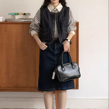 画像をギャラリービューアに読み込む, 秋のキャンパスでノートを抱えて教室へ向かうレトロスクールコーデ_K0193