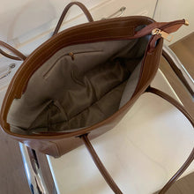 画像をギャラリービューアに読み込む, 書類と夢を一緒に詰めて出勤する女の子のクラシカルバッグ_K0210