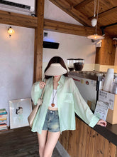 画像をギャラリービューアに読み込む, 夏の朝、レモネードを片手に日記を綴る彼女のシアーカーディガン_K0091