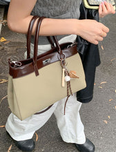 画像をギャラリービューアに読み込む, 下北沢のヴィンテージショップで見つけたバイカラートートバッグ_N3184