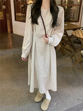 画像をギャラリービューアに読み込む, カフェデートを楽しむ女の子のツータック小花柄ワンピース_N1897