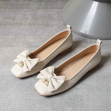 画像をギャラリービューアに読み込む, 異国の街角でふと立ち止まるときに似合うリボンとパールのパンプス_K0180