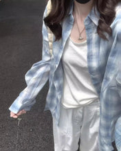 画像をギャラリービューアに読み込む, 潮風が髪をなでる朝、デニムと馴染むくすみブルーのシャツコーデ_K0133