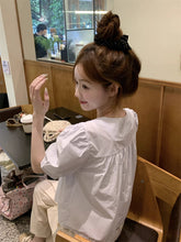 画像をギャラリービューアに読み込む, カフェの窓辺でレモンパイを食べながら恋の続きを考えていた日のブラウス_K0024