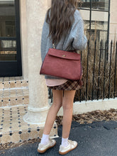 画像をギャラリービューアに読み込む, パリの街を散歩するスエードメッセンジャーバッグ_N3186