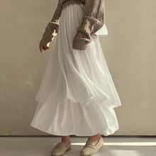 画像をギャラリービューアに読み込む, 浜辺で散歩する女の子のスカート_N1181