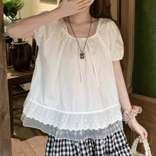 画像をギャラリービューアに読み込む, 打ち上げ花火が揺らした、坂道の途中で立ち止まったブラウス_K0119