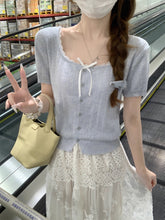 画像をギャラリービューアに読み込む, ボートを漕ぐ彼の横顔と、胸元に光るリボンニット_K0166