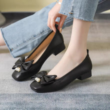 画像をギャラリービューアに読み込む, 異国の街角でふと立ち止まるときに似合うリボンとパールのパンプス_K0180