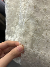 画像をギャラリービューアに読み込む, 新幹線の窓に映る笑顔と、白い花柄トートバッグ_K0145