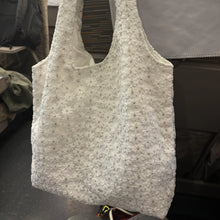 画像をギャラリービューアに読み込む, 新幹線の窓に映る笑顔と、白い花柄トートバッグ_K0145