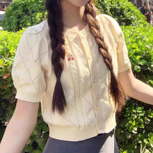 画像をギャラリービューアに読み込む, カフェの窓辺でパンプキンラテを飲む少女のガーリーカーディガン_K0196