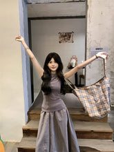 画像をギャラリービューアに読み込む, 無機質なギャラリーに佇む、孤独と美しさを纏ったワントーンコーデ _K0112
