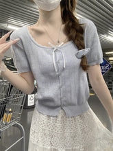 画像をギャラリービューアに読み込む, ボートを漕ぐ彼の横顔と、胸元に光るリボンニット_K0166