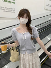 画像をギャラリービューアに読み込む, ボートを漕ぐ彼の横顔と、胸元に光るリボンニット_K0166