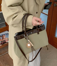 画像をギャラリービューアに読み込む, 下北沢のヴィンテージショップで見つけたバイカラートートバッグ_N3184