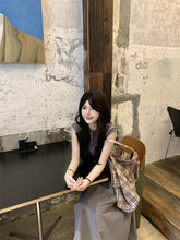 画像をギャラリービューアに読み込む, 無機質なギャラリーに佇む、孤独と美しさを纏ったワントーンコーデ _K0112