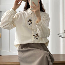 画像をギャラリービューアに読み込む, お花畑の近くでランチをする日のレトロフラワー刺繍ブラウス_N2818
