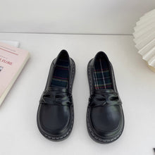 画像をギャラリービューアに読み込む, パリの文具店で便箋を選んでいた彼女のパンプス_K0038