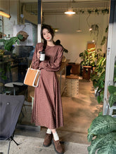 画像をギャラリービューアに読み込む, カフェデートを楽しむ女の子のツータック小花柄ワンピース_N1897