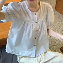 画像をギャラリービューアに読み込む, カフェの窓辺でレモンパイを食べながら恋の続きを考えていた日のブラウス_K0024