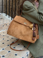 画像をギャラリービューアに読み込む, パリの街を散歩するスエードメッセンジャーバッグ_N3186