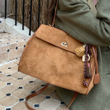 画像をギャラリービューアに読み込む, パリの街を散歩するスエードメッセンジャーバッグ_N3186