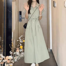 画像をギャラリービューアに読み込む, エントランスの花と風の香り、清らかに歩いたワンピース_K0084