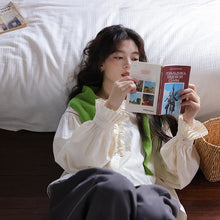 画像をギャラリービューアに読み込む, 行きつけの喫茶店で紅茶を飲む日のフリルブラウス_N3472