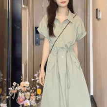 画像をギャラリービューアに読み込む, エントランスの花と風の香り、清らかに歩いたワンピース_K0084