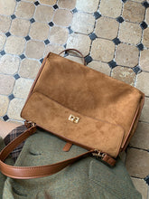 画像をギャラリービューアに読み込む, パリの街を散歩するスエードメッセンジャーバッグ_N3186