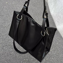 画像をギャラリービューアに読み込む, 都会の雑踏を抜けてカフェに立ち寄る女のシックレザートート_K0179