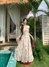 画像をギャラリービューアに読み込む, 小さなログハウスと花の庭にぴったりだった夏の恋のワンピース_K0020