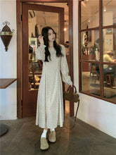 画像をギャラリービューアに読み込む, カフェデートを楽しむ女の子のツータック小花柄ワンピース_N1897