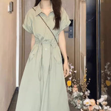 画像をギャラリービューアに読み込む, エントランスの花と風の香り、清らかに歩いたワンピース_K0084