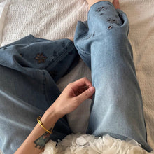 画像をギャラリービューアに読み込む, 野外マーケットでドライフラワーを選ぶ手元を引き立てるワイドデニム_K0172