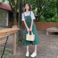 画像をギャラリービューアに読み込む, 図書室の鍵を借りにきた放課後の、静けさをまとうサスペンダースカート_K0088