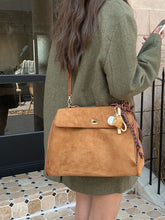 画像をギャラリービューアに読み込む, パリの街を散歩するスエードメッセンジャーバッグ_N3186