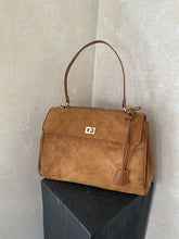 画像をギャラリービューアに読み込む, パリの街を散歩するスエードメッセンジャーバッグ_N3186