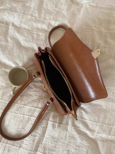 画像をギャラリービューアに読み込む, フランスの香水を纏う彼女のフラップハンドバッグ_N3185