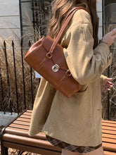 画像をギャラリービューアに読み込む, フランスの香水を纏う彼女のフラップハンドバッグ_N3185