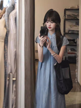 画像をギャラリービューアに読み込む, 夏の終わりに船を待っていた女の子の、海辺に映えるワンピース_K0087