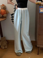 画像をギャラリービューアに読み込む, パジャマのままで迎えた朝に笑う彼女のチェックパンツ_K0077