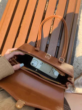 画像をギャラリービューアに読み込む, フランスの香水を纏う彼女のフラップハンドバッグ_N3185