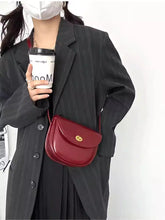 画像をギャラリービューアに読み込む, お気に入りの赤いリップとお揃いの、クラシカルショルダー_K0159
