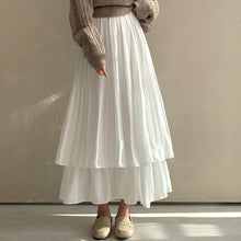 画像をギャラリービューアに読み込む, 浜辺で散歩する女の子のスカート_N1181